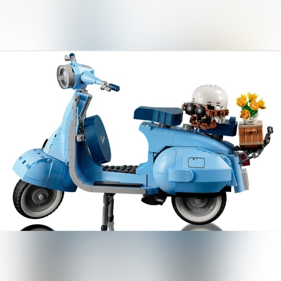 LEGO • Vespa 125 • 1107 Pieces • Item # 10298 - Picture 5 of 10